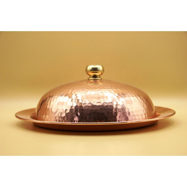 Plateau avec cloche en cuivre martelé...
