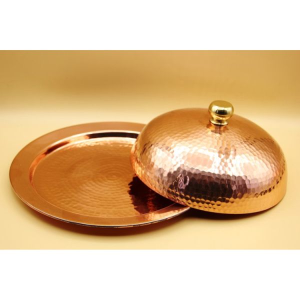 Plateau avec cloche en cuivre martelé...