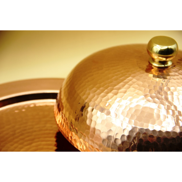 Plateau avec cloche en cuivre martelé...